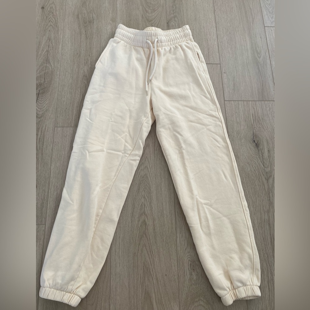 H&M women’s size XS cream colored sweatpants. Super soft and barely worn.